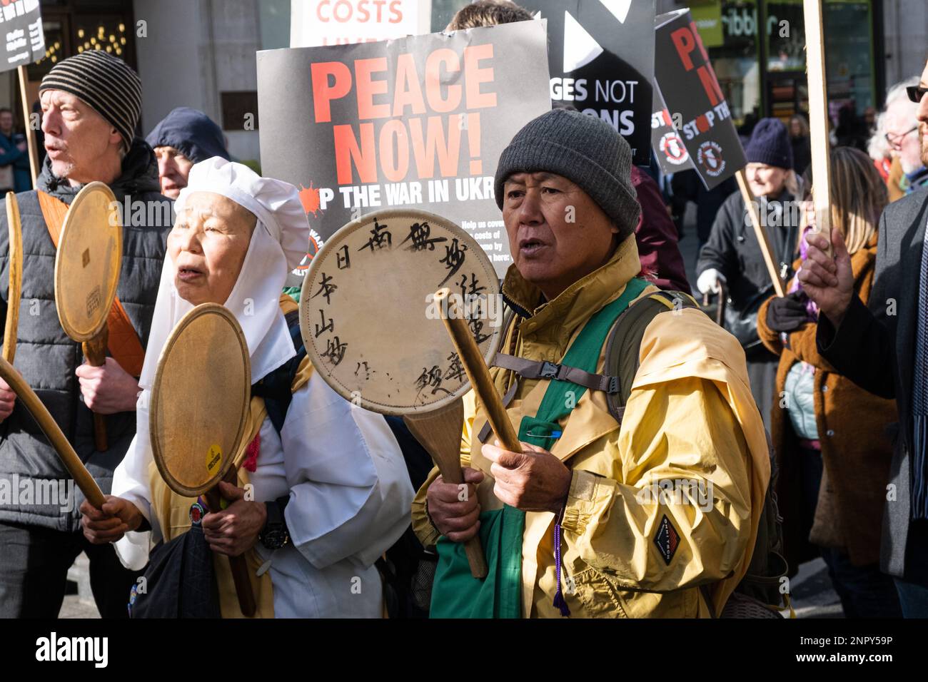 London, Großbritannien. 25. Februar 2023. Eine Gruppe religiöser Demonstranten schließt sich dem demonstrationsmarsch an. Nach dem ersten Jahrestag des Krieges zwischen Russland und der Ukraine versammelten sich Protestgruppen in Central London und marschierten zum Trafalgar Square, um Frieden in der Ukraine und im Iran zu fordern. (Foto: Daniel Lai/SOPA Images/Sipa USA) Guthaben: SIPA USA/Alamy Live News Stockfoto