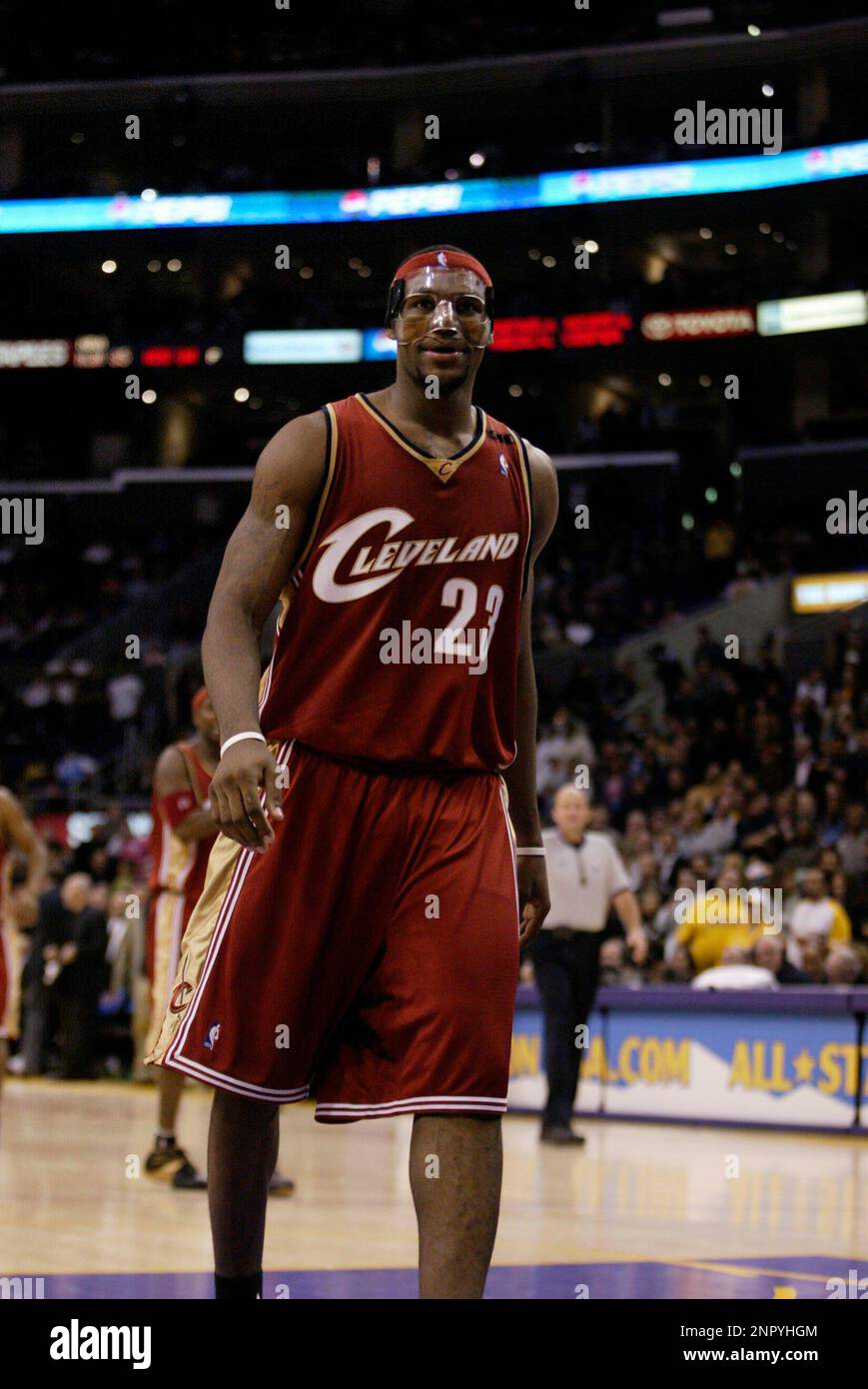 Cleveland Cavaliers guard LeBron James (23) makes a move with the basketball against the Los Angeles Lakers during an NBA game, Jan. 13, 2005 in Los Angeles. (Kevin Reece via AP) Stockfoto