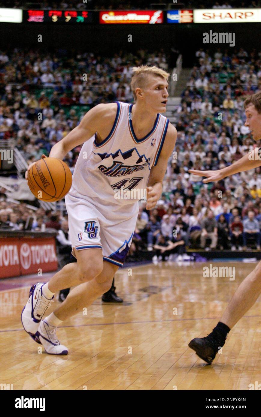 Utah Jazz forward Andrei Kirilenko (47) makes a move with the basketball against the Sacramento Kings during an NBA game. Dec. 12, 2003 in Salt Lake City, Utah. (Kevin Reece via AP) Stockfoto