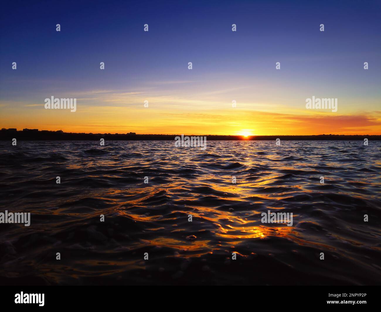 Ein wunderbarer Sonnenaufgang auf dem See mit Reflexion der Sonne im Wasser Stockfoto