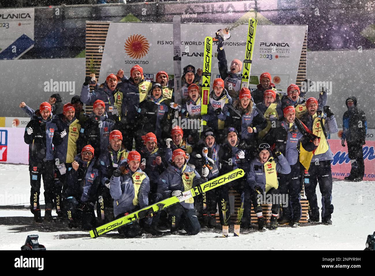 Planica, Slowenien. 26. Februar 2023. Die deutsche Siegermannschaft und ihre Teamkollegen feiern den Ski Jumping Mixed Team HS102-Wettbewerb bei den Nordic World Championships in Planica. (Foto: Andrej Tarfila/SOPA Images/Sipa USA) Guthaben: SIPA USA/Alamy Live News Stockfoto