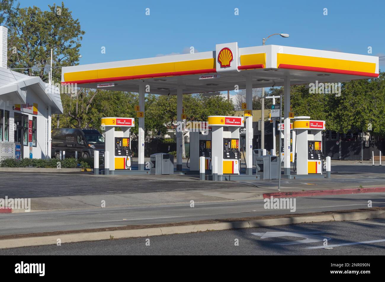 Shell-Tankstelle wird an einem sonnigen Tag gezeigt. Stockfoto