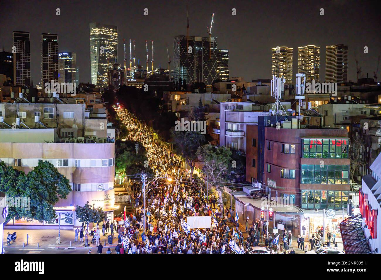 Tel Aviv, Israel. 25. Februar 2023. Blick auf die Dizengoff Street voller Zehntausender Demonstranten gegen die Justizreform in Tel Aviv. Mehr als 150.000 Menschen protestierten in Tel Aviv gegen Netanjahus rechtsextreme Regierung und ihre umstrittene Rechtsreform. 21 Demonstranten wurden festgenommen, als sie die Autobahn von Ayalon blockierten. (Foto: Matan Golan/SOPA Images/Sipa USA) Guthaben: SIPA USA/Alamy Live News Stockfoto