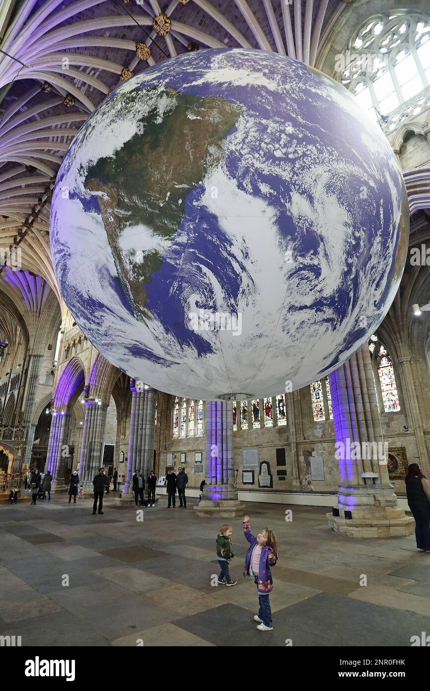 Gaia Globe Installation - Exeter Cathedral Stockfoto