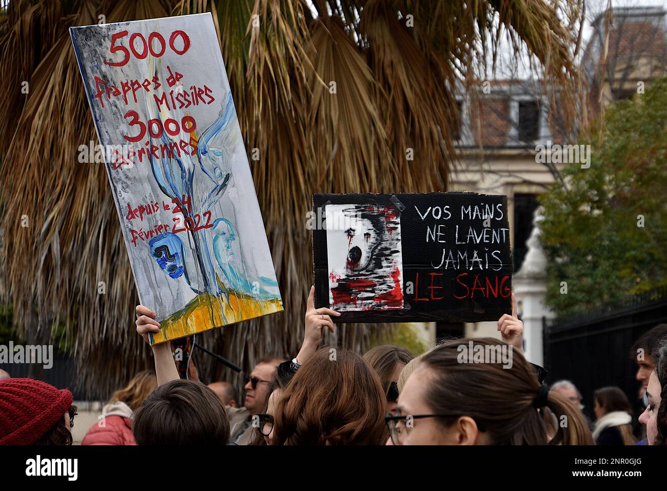 Marseille, Frankreich. 25. Februar 2023. Demonstranten halten während der Demonstration vor dem russischen Konsulat in Marseille Plakate, auf denen ihre Meinung zum Ausdruck gebracht wird. Ukrainer aus Frankreich und ihre Anhänger protestieren gegen die russische Invasion der Ukraine nach einem Jahr Krieg. (Foto: Gerard Bottino/SOPA Images/Sipa USA) Guthaben: SIPA USA/Alamy Live News Stockfoto