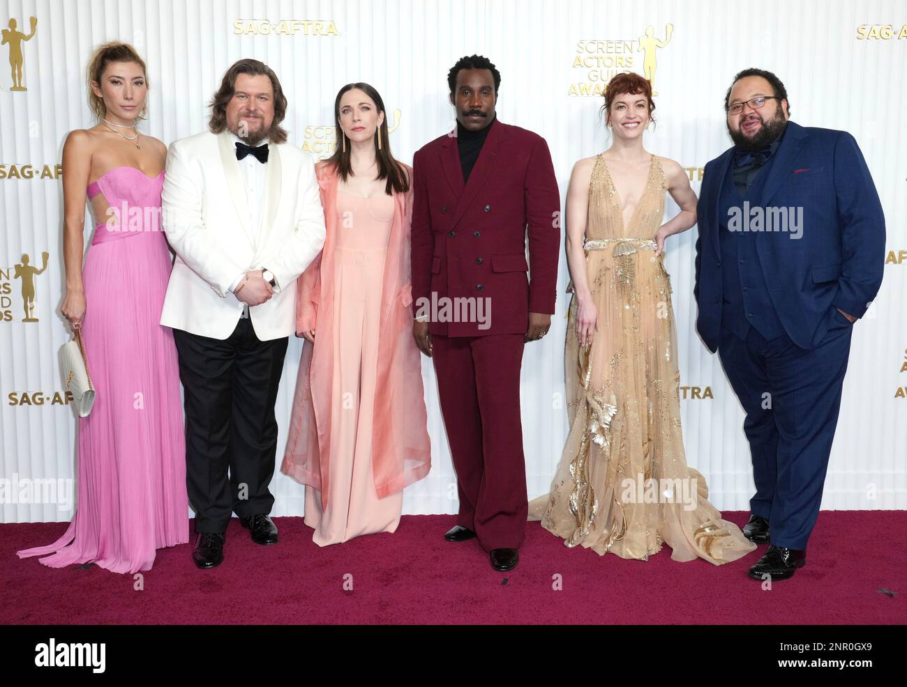 Dichen Lachman, from left, Michael Chernus, Jen Tullock, Tramell Tillman, Britt Lower, and Zach Cherry arrive at the 29th annual Screen Actors Guild Awards on Sunday, Feb. 26, 2023, at the Fairmont Century Plaza in Los Angeles. (Photo by Jordan Strauss/Invision/AP) Stockfoto