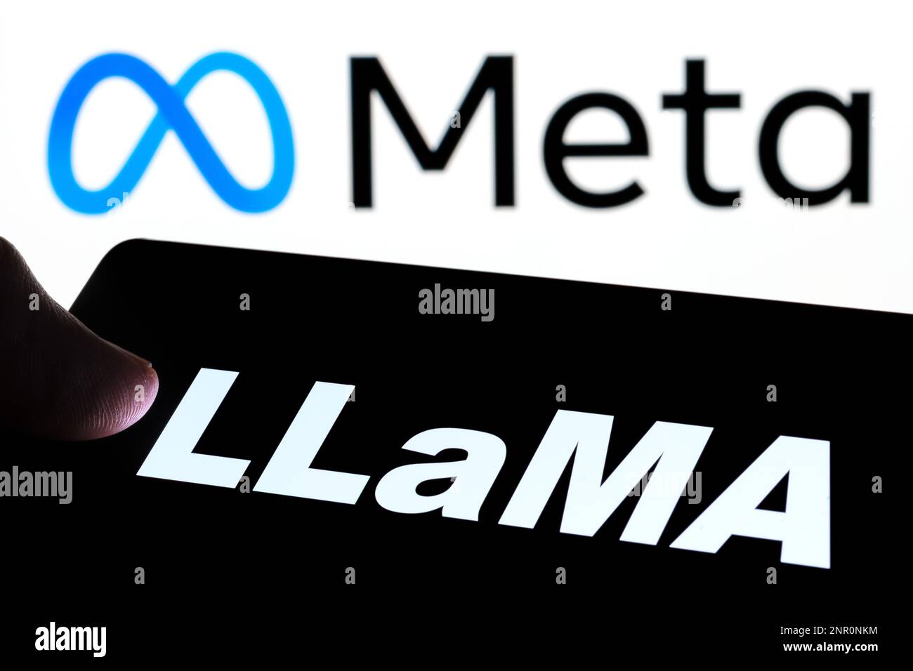 Lama-Buchstaben auf dem Smartphone und verschwommenes Firmenlogo von Meta auf dem Hintergrund. Llama ist ein großes Sprachmodell für Meta-KI von Meta Platforms. Stafford, Großbritannien, Stockfoto