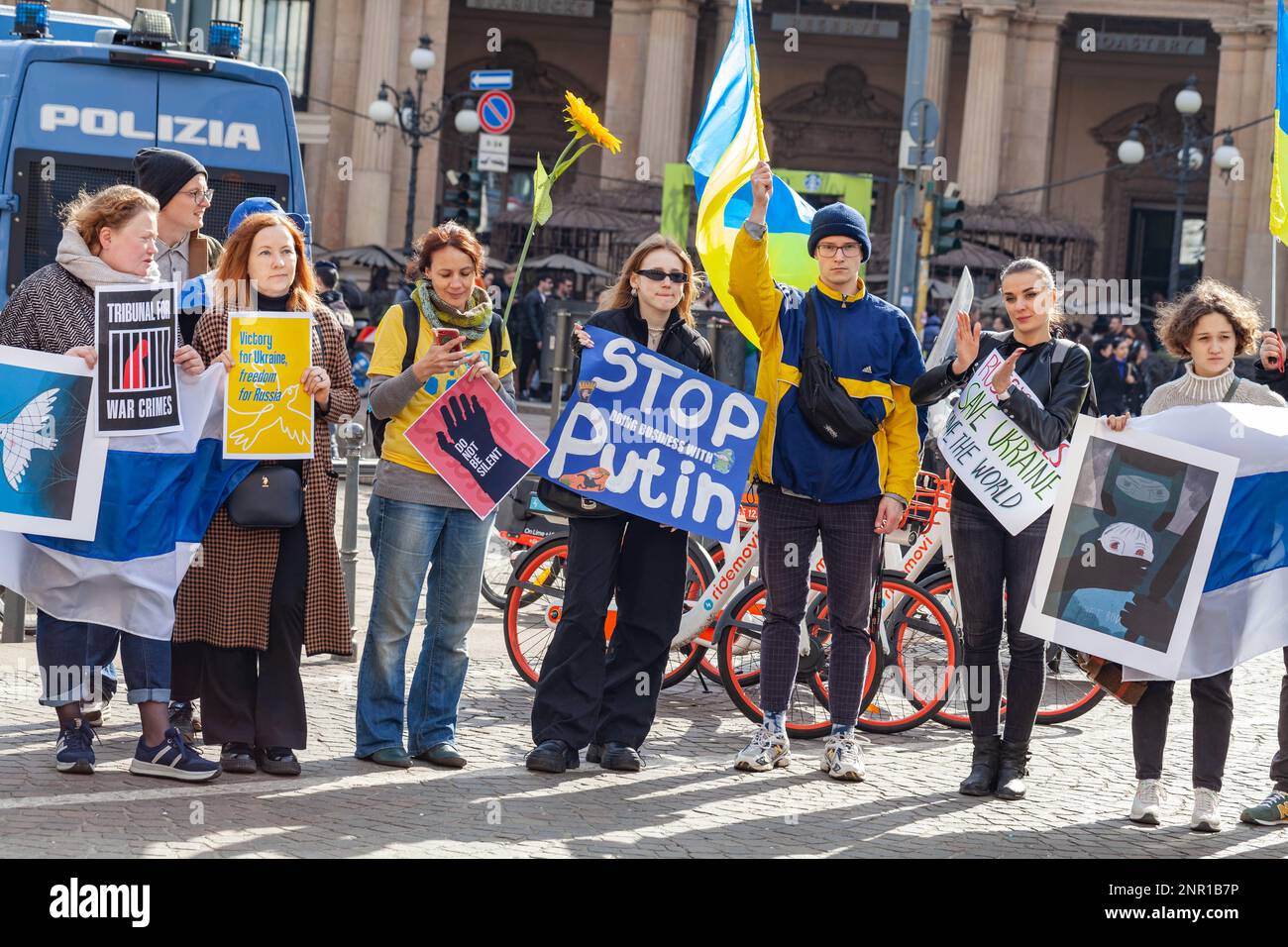 MAILAND, ITALIEN - 25. FEBRUAR 2023: Ein Jahr nach dem russisch-ukrainischen Krieg, 1. Jahre Jubiläum. Zusammenkunft der Bevölkerung zur Unterstützung der Ukraine in Mailand, Cordusio. Stockfoto