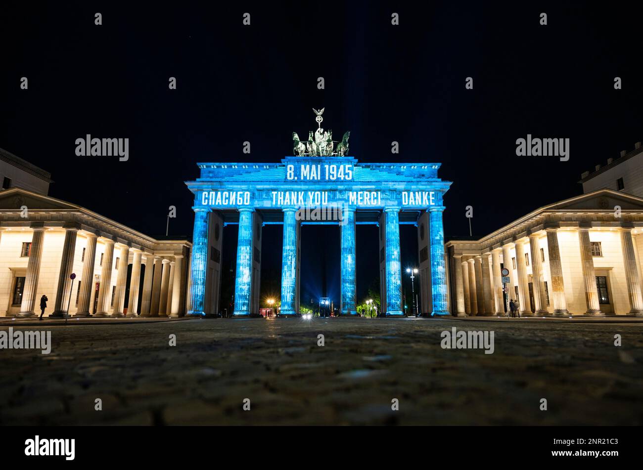 In Russian, from left, English, French and German, the Brandenburg Gate is illuminated with the word "Thank you," during the coronavirus pandemic Friday, May 8, 2020, in Berlin, Germany. May 8th marks the 75th anniversary of the end of World War II in Europe. (Christophe Gateau/dpa via AP) Stockfoto