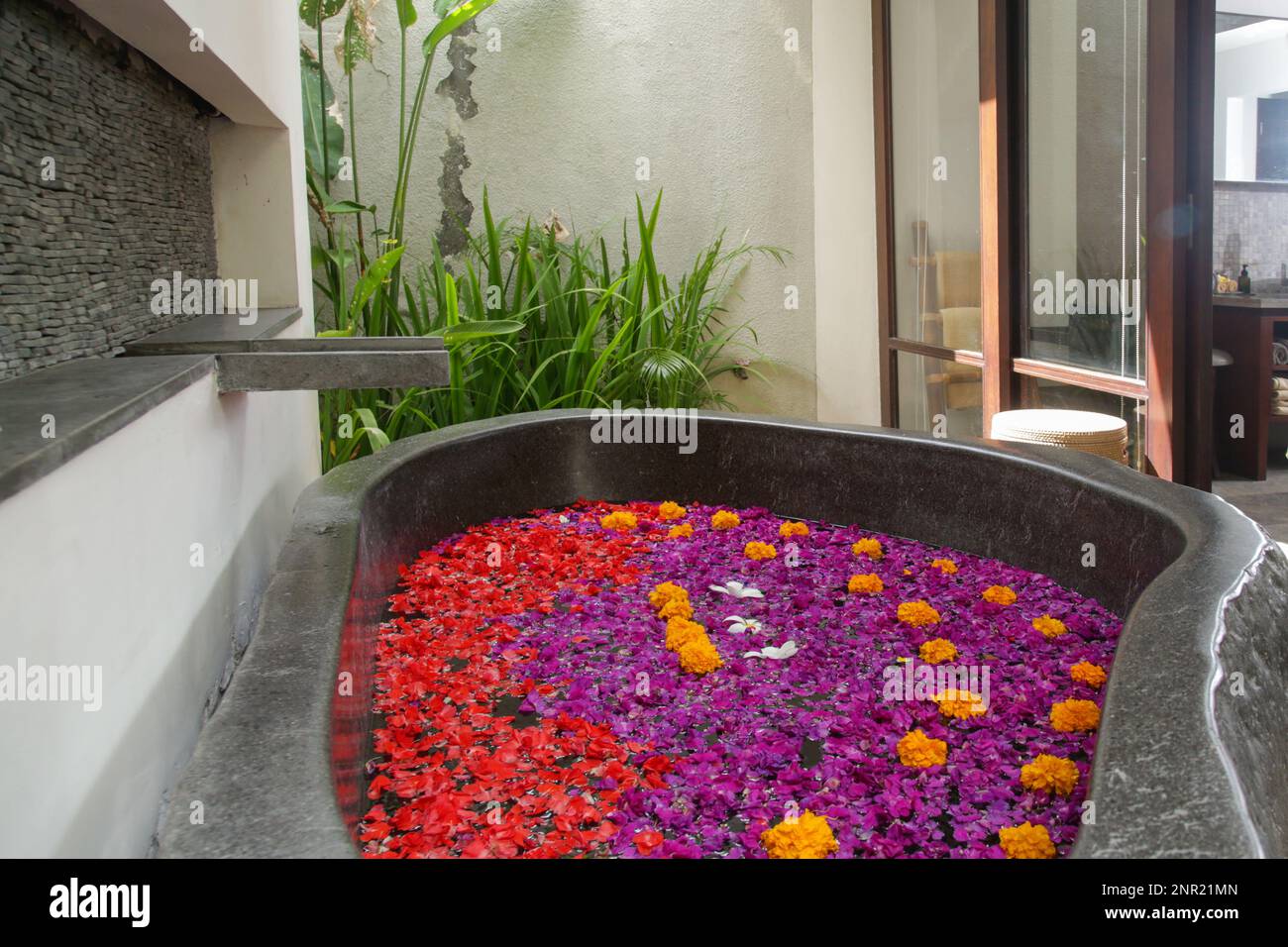 Frangipani-Blüten und Blumen in der Badewanne, Spa-Wochenende, Wohlbefinden, Körperpflege und Schönheitskonzept Stockfoto