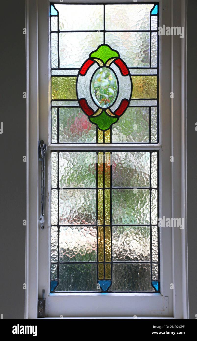 Wunderschöne Scheiben aus bleihaltigem Glas in der Eingangstür eines Hauses im Föderationsstil, Australien. Stockfoto