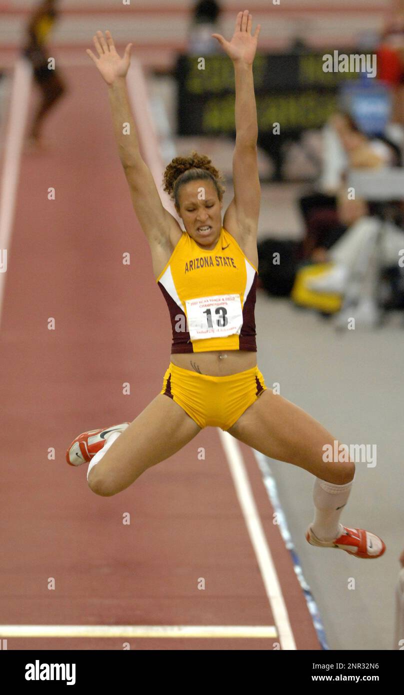 Pentathlon winner Jacquelyn Johnson had a best effort of 19-0 (5.79m) in the long jump in the NCAA Indoor Track & Field Championships at the Randal Tyson Track Center at the University of Arkansas in Fayetteville, Ark. on Saturday, March 10, 2007. Johnson scored 4,393 points to win the pentathlon for the second year in a row. (Kirby Lee via AP) Stockfoto