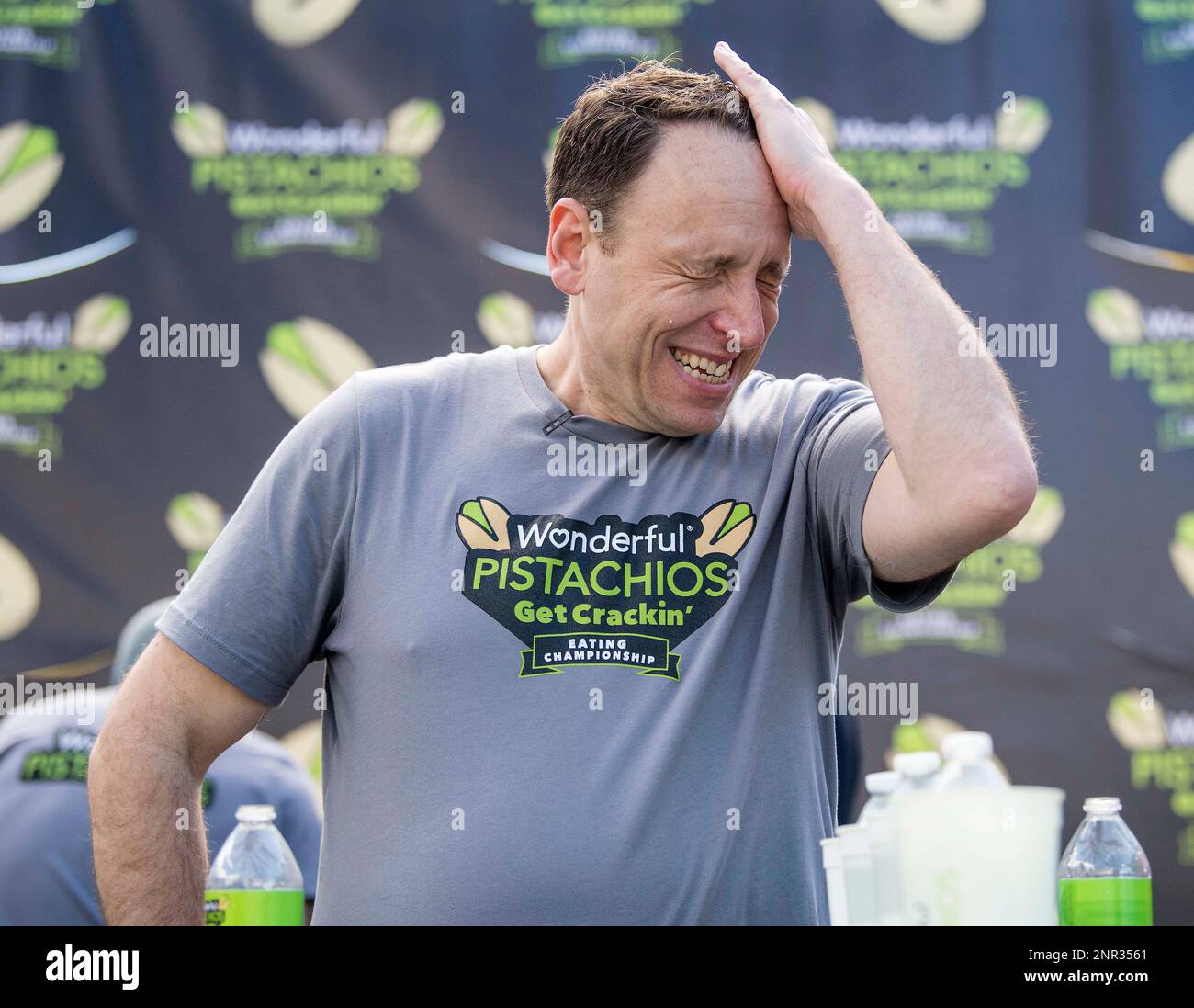 26. Februar 2023 - Santa Monica, Kalifornien, USA - JOEY CHESTNUT, Weltmeisterin im Wettkampfesser, hat Angst, nachdem er seine Erwartungen bei der ersten „Wonderful Pistachios Get Crackin“ Eating Championship am World Pistachio Day nicht erfüllt hat. Die Teilnehmer hatten acht Minuten, um sich zu öffnen und so viele Pistazien wie möglich zu essen. Chestnut ist der letzte von sieben Wettkämpfen mit insgesamt 70. Der Gewinner war Nick Wehry, der 109 Pistazien polierte. (Kreditbild: © Brian Cahn/ZUMA Press Wire) NUR REDAKTIONELLE VERWENDUNG! Nicht für den kommerziellen GEBRAUCH! Stockfoto