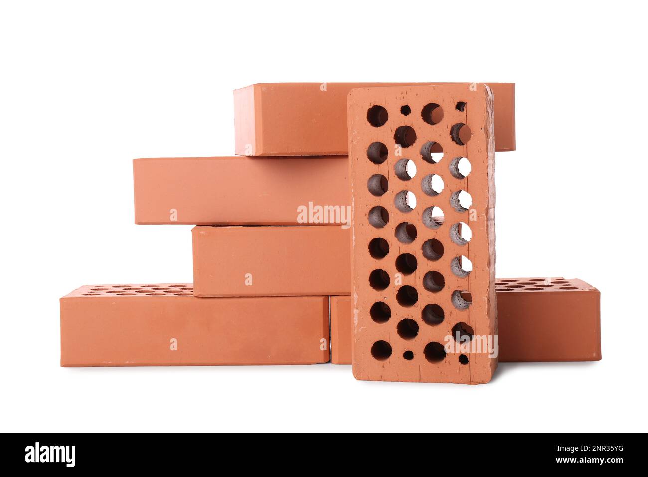 Viele rote Ziegel auf weißem Hintergrund. Baumaterial Stockfoto