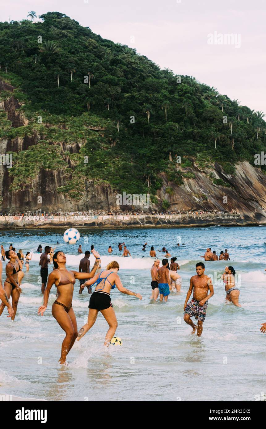 Eine Frau in der Bikinizone spielt am Strand der Copacabana in Rio de Janeiro, Brasilien, Fußball Stockfoto