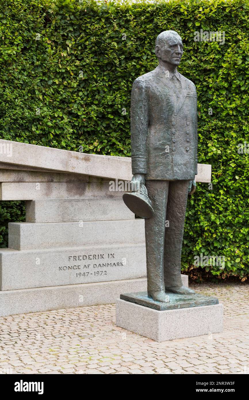 Bronzestatue des dänischen Königs Frederik IX. Mit Granitdenkmal in Nordre Toldbod, Langeline Park, Kopenhagen Dänemark. Stockfoto