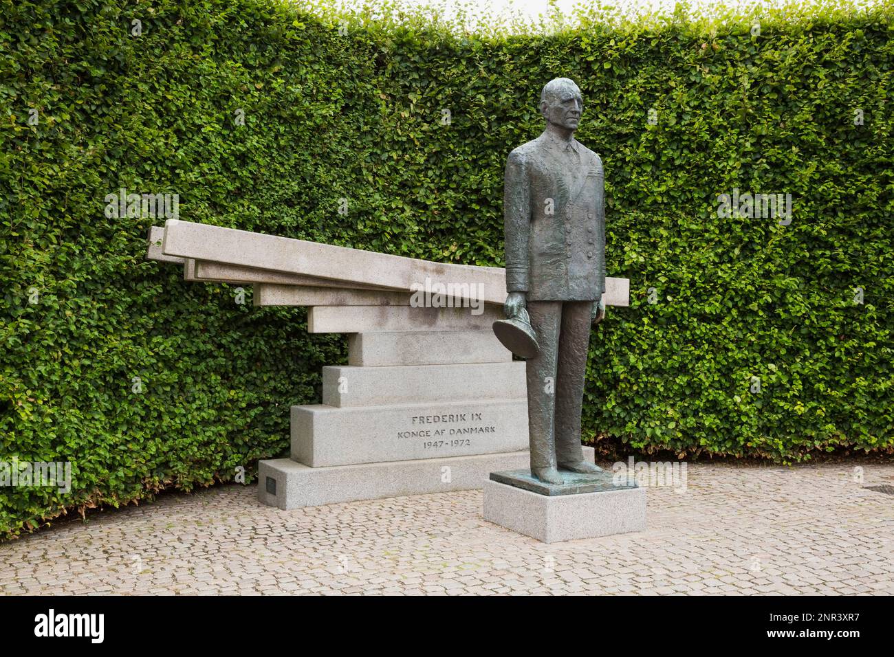 Bronzestatue des dänischen Königs Frederik IX. Mit Granitdenkmal in Nordre Toldbod, Langeline Park, Kopenhagen Dänemark. Stockfoto
