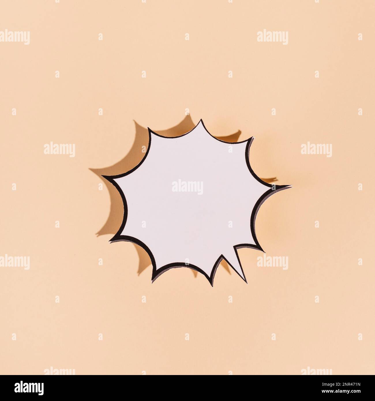 Weiße Sprechblase mit schwarzem Rahmentext auf beigefarbenem Hintergrund Stockfoto