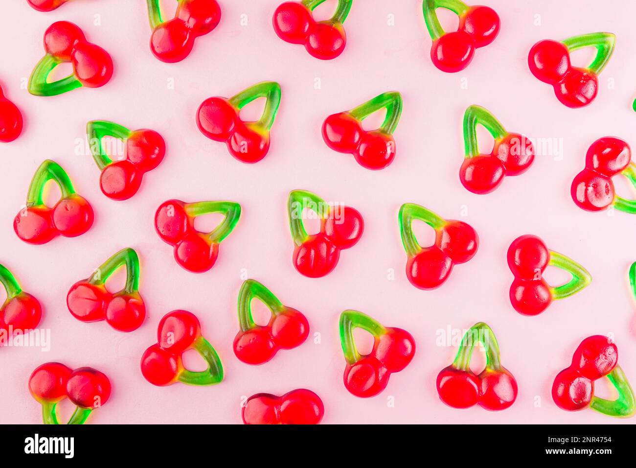 Süßes Gelee, Kirschbonbons, rosa Oberfläche. Hochauflösendes Foto Stockfoto