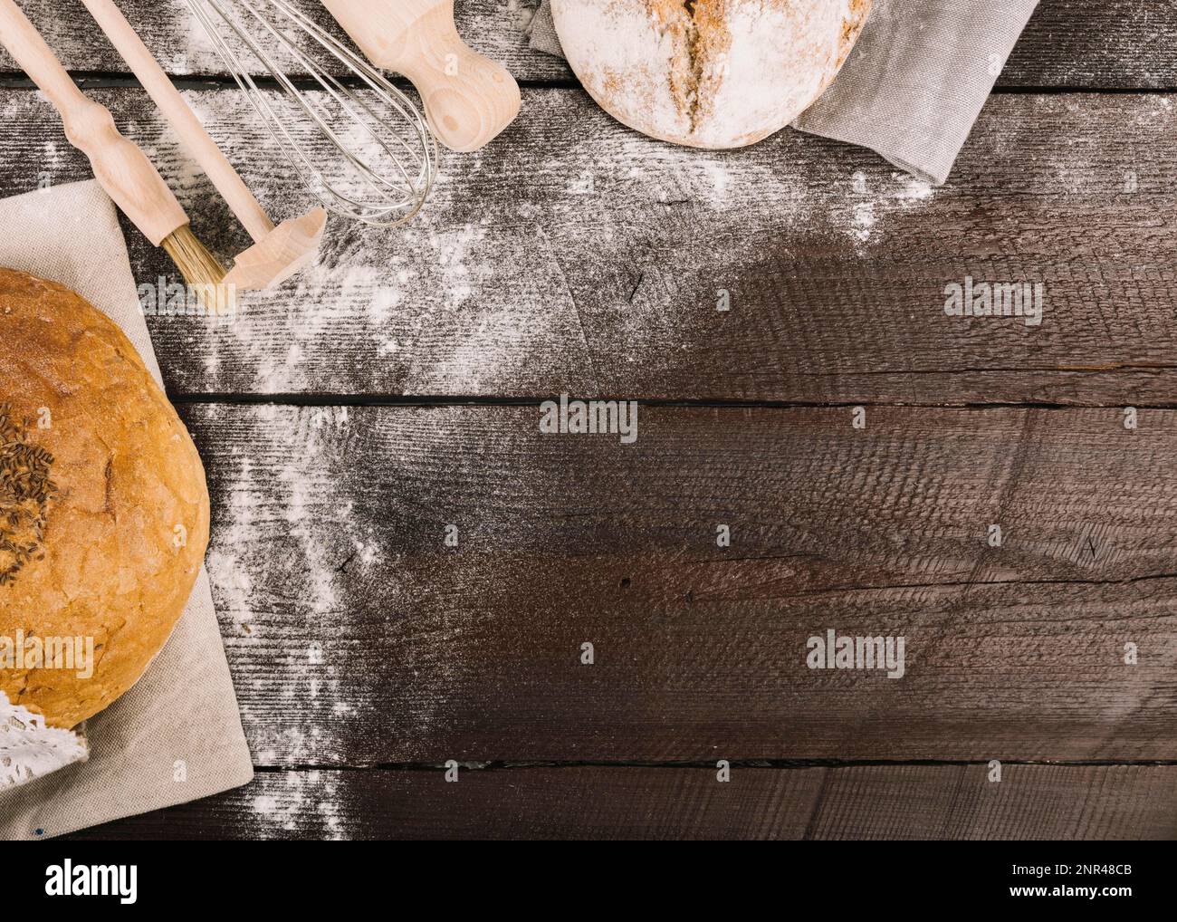Brot Küchengeräte mit Mehl Holzdiele staubt Stockfoto