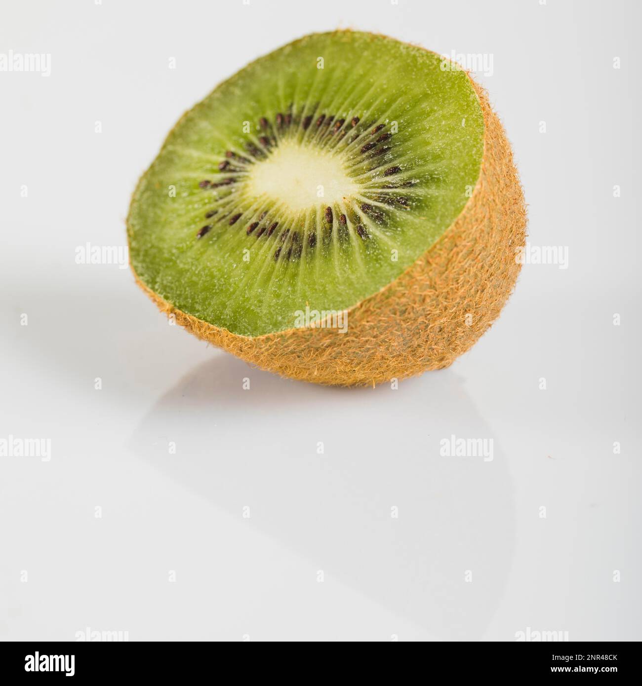 Nahaufnahme der weißen Oberfläche frischer Kiwi-Früchte Stockfoto