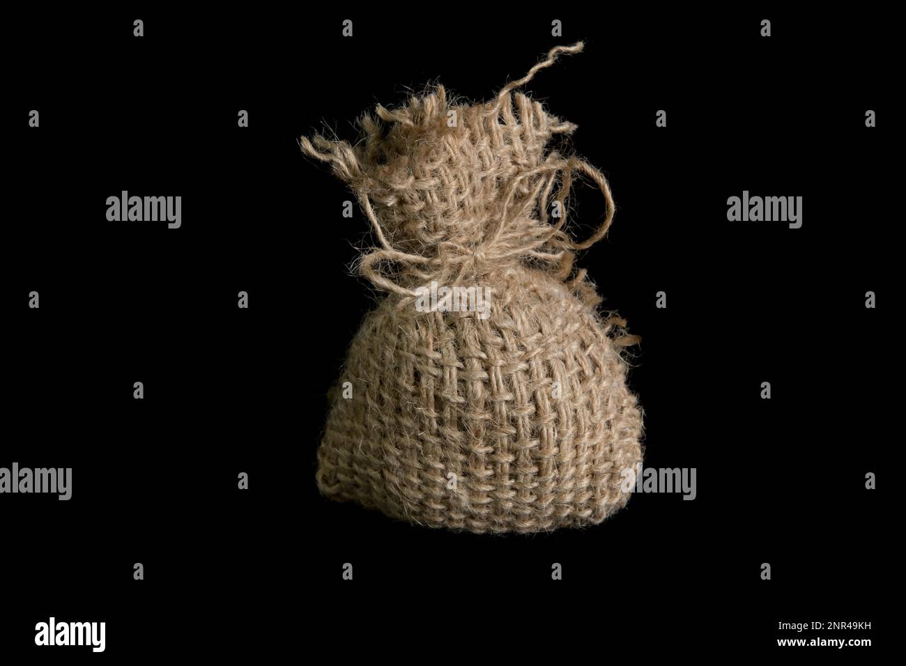 Eine kleine Jutetasche auf schwarzem Hintergrund. Im Studio Stockfoto