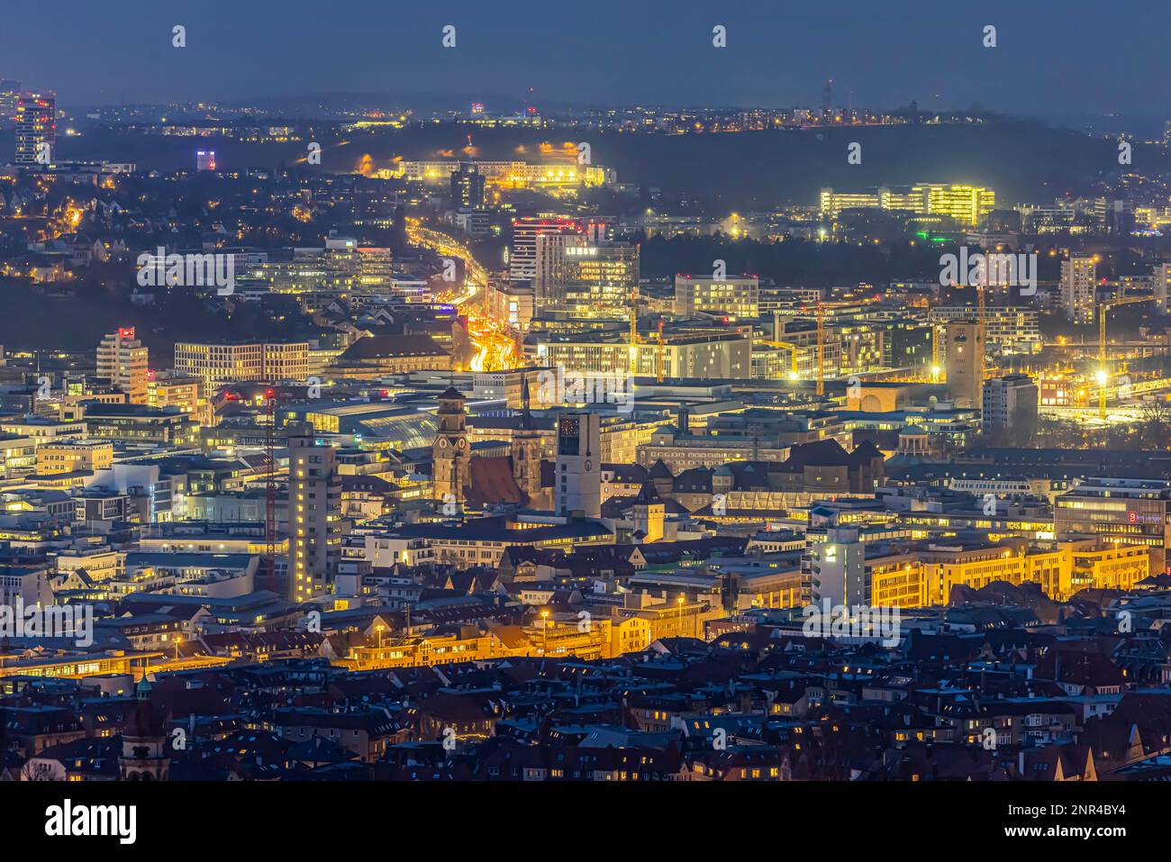 Stadtblick bei Nacht, Altstadt mit Kollegialkirche, Burgplatz und Hauptbahnhof, Stuttgart, Baden-Württemberg, Deutschland Stockfoto