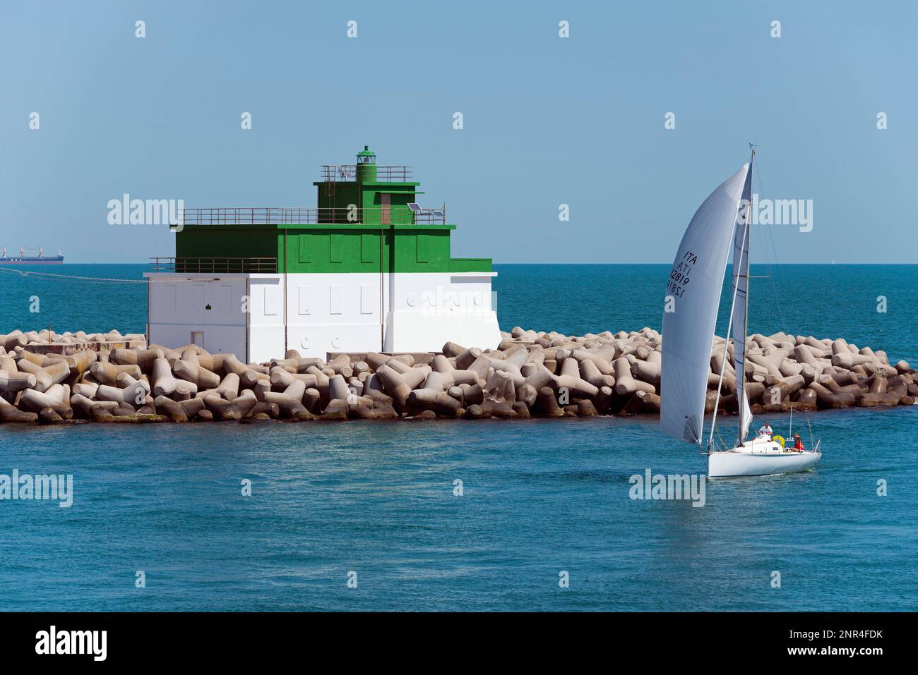 Leuchtturm am Alberoni-Staudamm, Lido di Venezia, Venedig, Italien Stockfoto