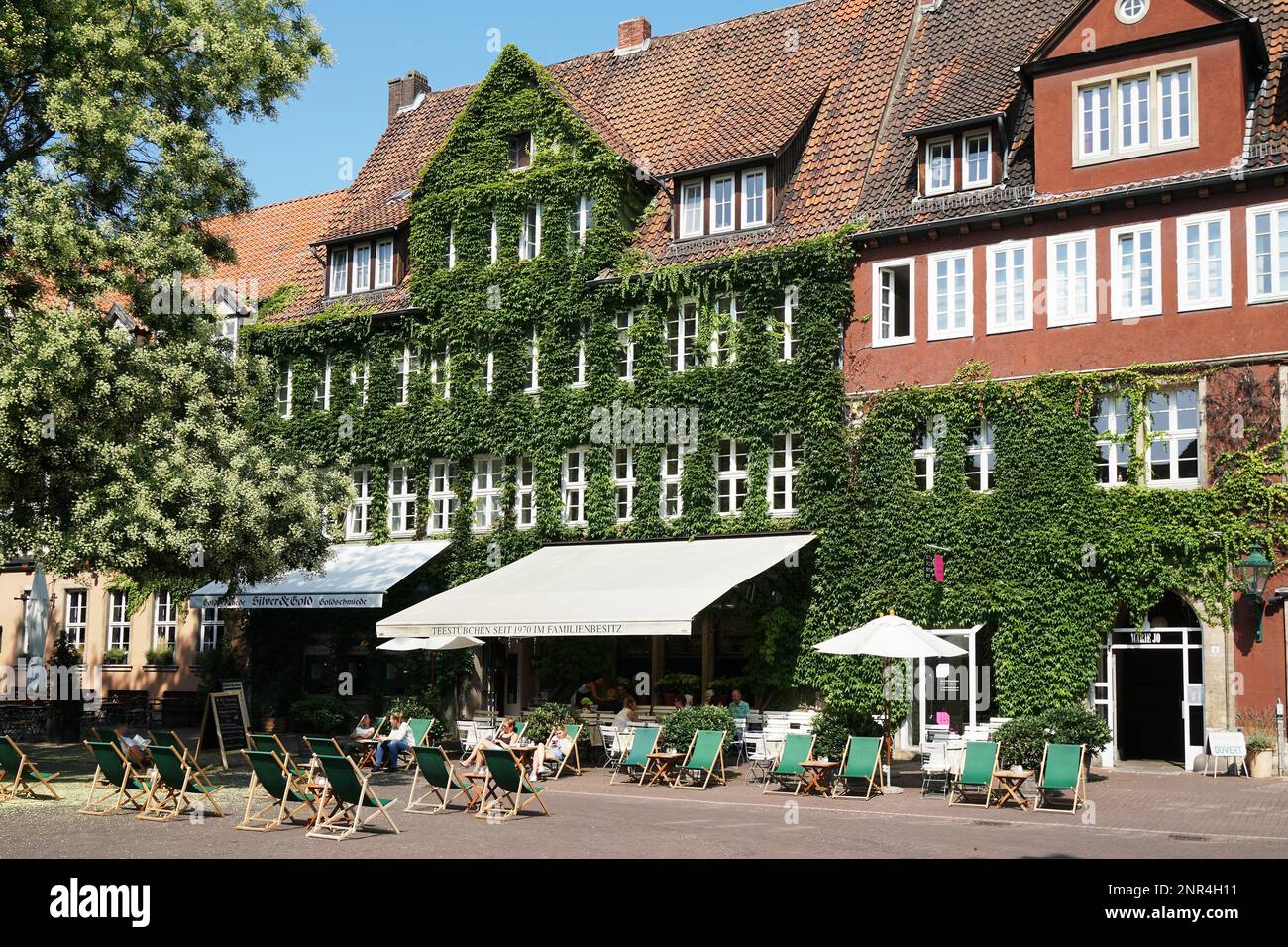 Hannover, Deutschland - 23. Juli 2018: Ballhof Platz mit beliebtem Straßencafé Teestuebchen (kleiner Teesaal) in der historischen Altstadt von Hannover Stockfoto
