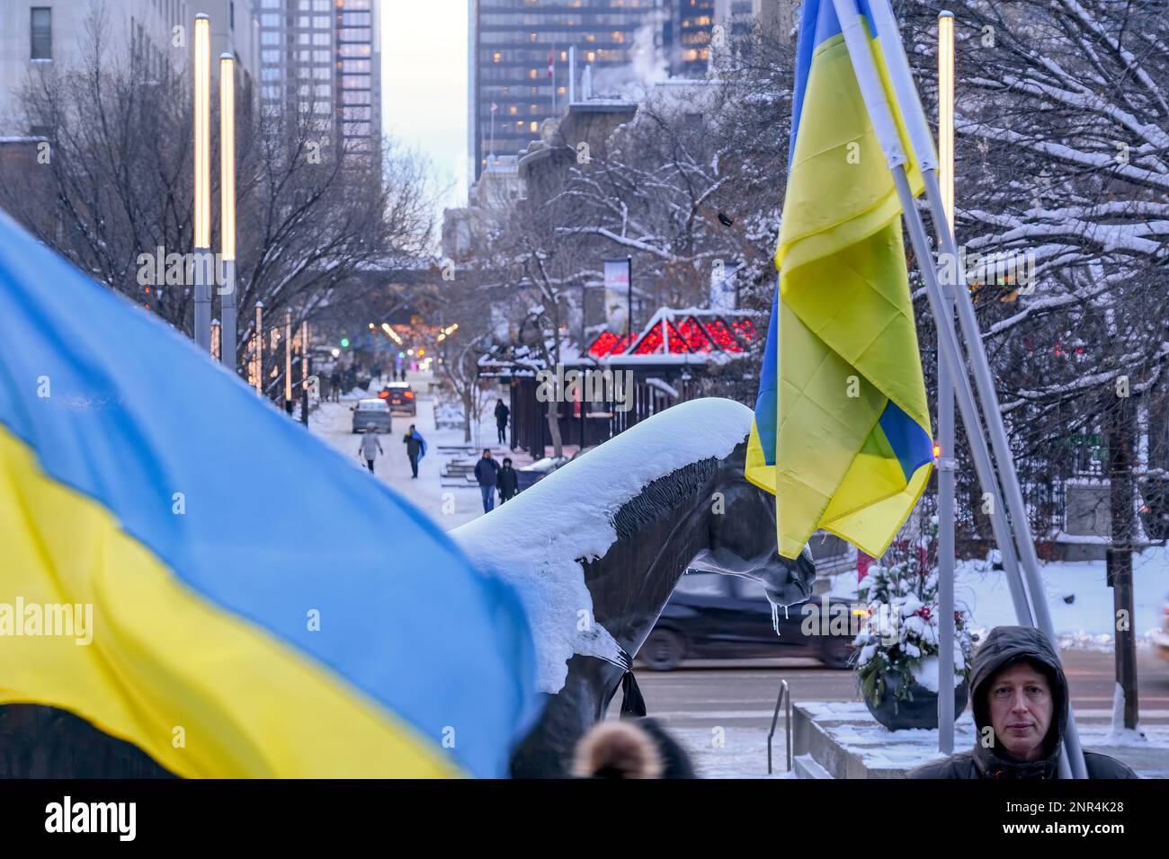 Ukrainer auf dem Calgary Municipal Plaza, ein Jahr seit Kriegsbeginn. Februar 2023 Stockfoto