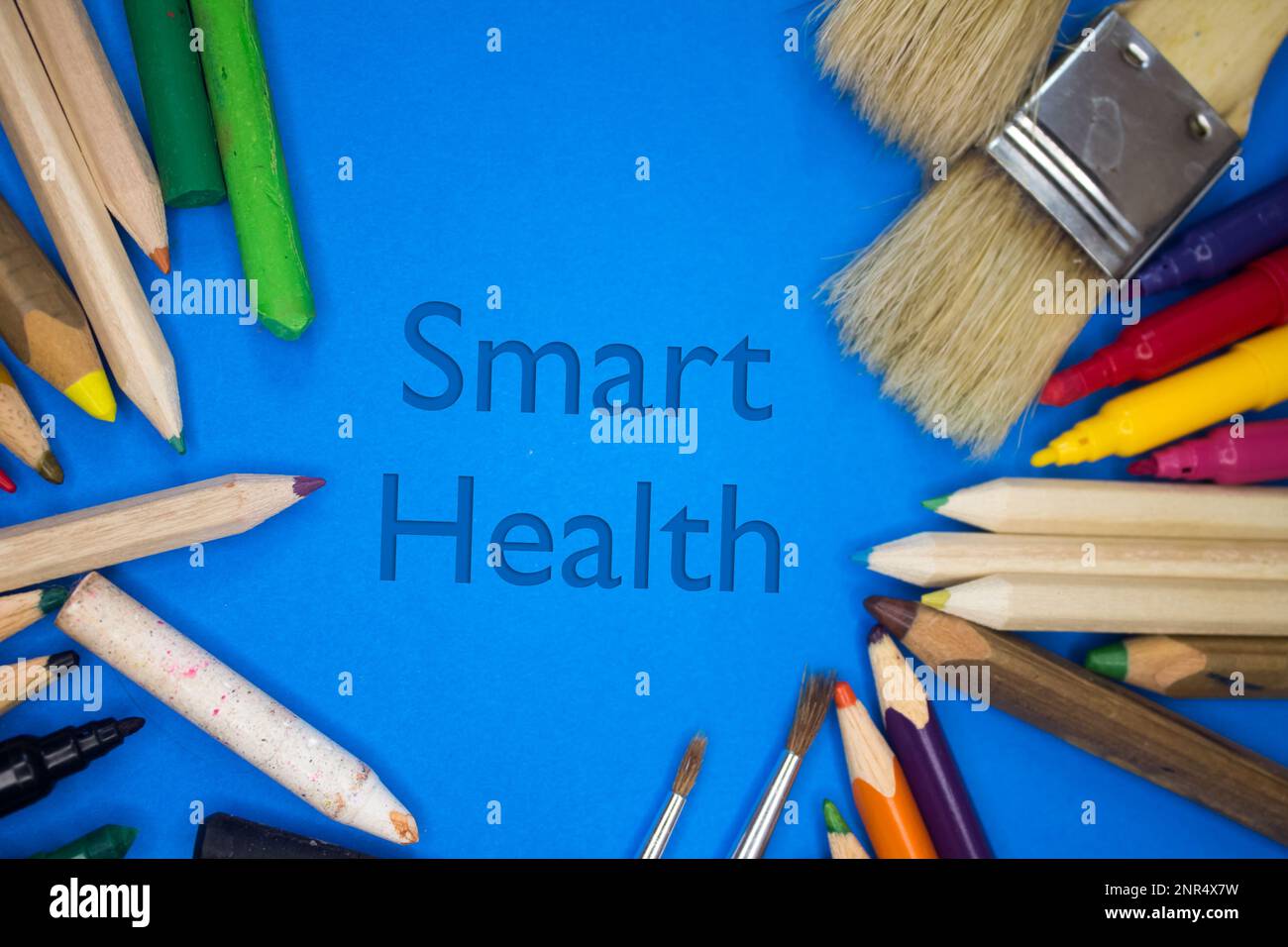 Overhead Shot von Schulbedarf mit Smart Health Text. Pinsel, Bleistifte, künstlerische Werkzeuge. Kunst- Und Handwerksgeräte. Stockfoto