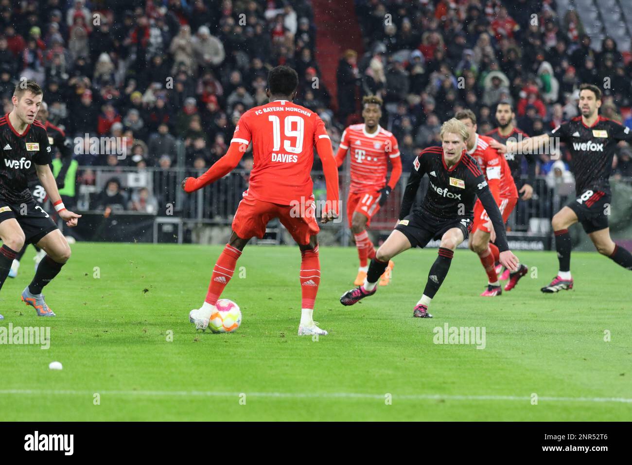 MÜNCHEN, Deutschland. , . 3 Paul Jaeckelvs #19 Alphonso DAVIES von FcBayern gegen Morten Thorsby während des Bundesliga Fußballspiels zwischen dem FC Bayern Muenchen und dem FC Union Berlin in der Allianz Arena in München am 26. Februar 2023. DFL, Fussball, 3:0 (Foto und Copyright @ ATP images/Arthur THILL (THILL Arthur/ATP/SPP) Kredit: SPP Sport Press Photo. Alamy Live News Stockfoto