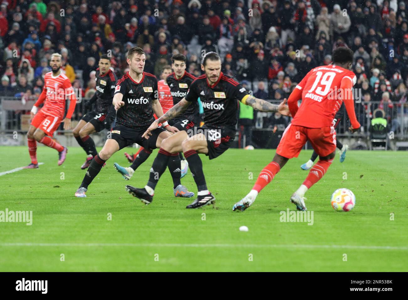 MÜNCHEN, Deutschland. , . 3 Paul Jaeckel, 28 Christopher Trimmel gegen #19 Alphonso DAVIES von FcBayern während des Bundesliga-Fußballspiels zwischen dem FC Bayern Muenchen und dem FC Union Berlin in der Allianz Arena in München am 26. Februar 2023. DFL, Fussball, 3:0 (Foto und Copyright @ ATP images/Arthur THILL (THILL Arthur/ATP/SPP) Kredit: SPP Sport Press Photo. Alamy Live News Stockfoto