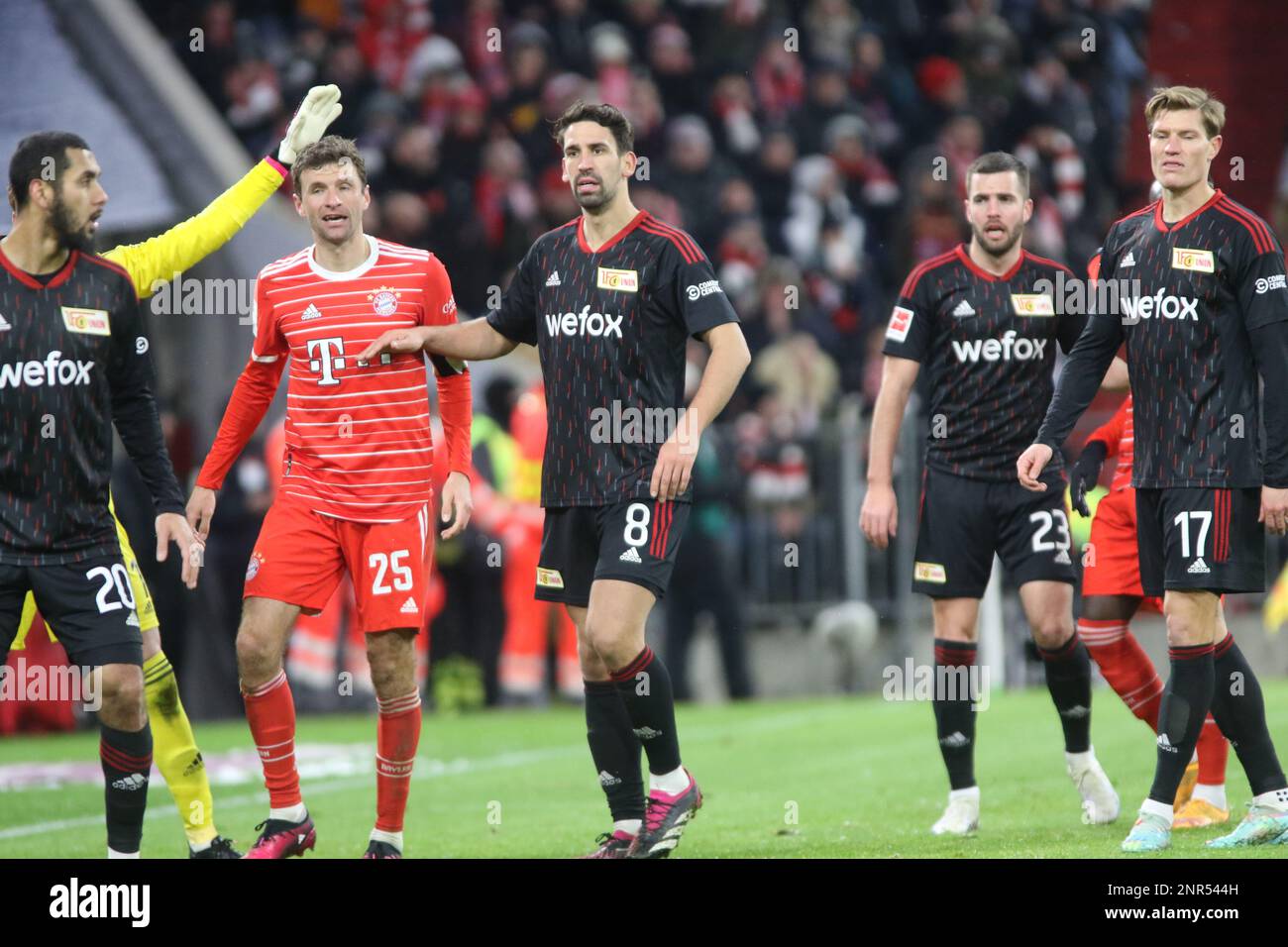 MÜNCHEN, Deutschland. , . 25 Thomas Müller, Müller von FcBayern, #8 Rani Khedira, 17 Kevin Behrens von Union Berlin während des Bundesliga-Fußballspiels zwischen dem FC Bayern Muenchen und dem FC Union Berlin in der Allianz Arena in München am 26. Februar 2023. DFL, Fussball, 3:0 (Foto und Copyright @ ATP images/Arthur THILL (THILL Arthur/ATP/SPP) Kredit: SPP Sport Press Photo. Alamy Live News Stockfoto
