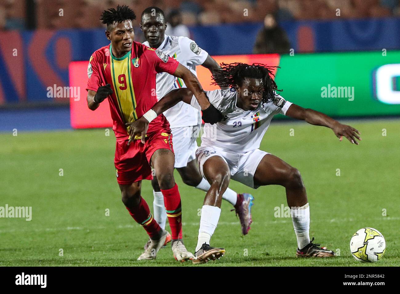 Kairo, Ägypten. 26. Februar 2023. Deo Bassinga (L) aus Kongo spielt mit Tony Biakolo (R) aus der Zentralafrikanischen Republik während des Gruppe-B-Spiels beim 2023 CAF (Confederation of African Football) U-20 Africa Cup of Nations in Kairo, Ägypten, 26. Februar 2023. Kredit: Ahmed Gomaa/Xinhua/Alamy Live News Stockfoto