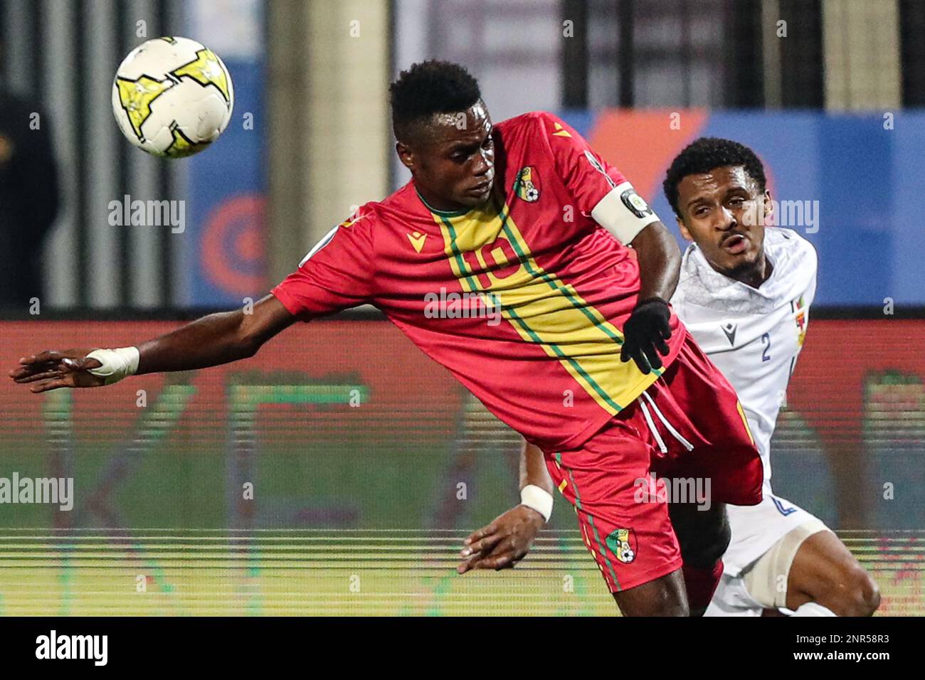 Kairo, Ägypten. 26. Februar 2023. Prinz Ilendo (L) von Kongo tritt gegen Noah ATO-Zandanga der Zentralafrikanischen Republik während des Gruppe-B-Spiels beim 2023 CAF (Confederation of African Football) U-20 Africa Cup of Nations in Kairo, Ägypten, am 26. Februar 2023. Kredit: Ahmed Gomaa/Xinhua/Alamy Live News Stockfoto