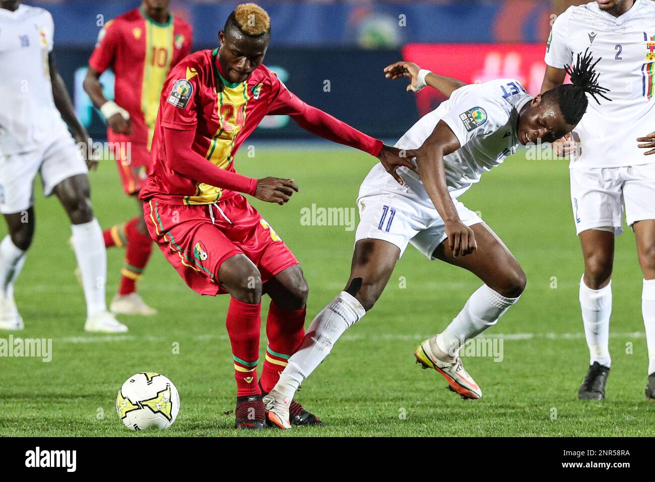 Kairo, Ägypten. 26. Februar 2023. Roussel M'Bani (L) aus dem Kongo spielt mit Moustapha Djimet aus der Zentralafrikanischen Republik während des Gruppe-B-Spiels beim 2023 CAF (Confederation of African Football) U-20 Africa Cup of Nations in Kairo, Ägypten, 26. Februar 2023. Kredit: Ahmed Gomaa/Xinhua/Alamy Live News Stockfoto