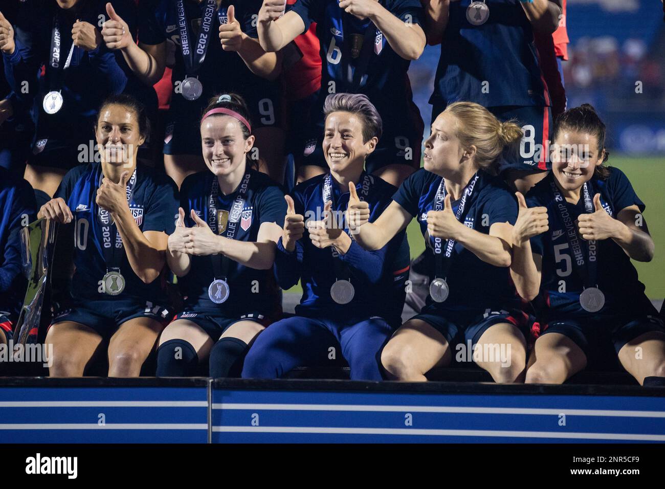 FRISCO, TX - MARCH 11: USA players Carli Lloyd (#10), Rose Lavelle (#16), Megan Rapinoe (#15), Emily Sonnett (#2) and Kelley O'Hara (#5) celebrate after winning the SheBelieves Cup soccer game between the USA and Japan on March 11, 2020, at Toyota Stadium in Frisco, TX. (Photo by Matthew Visinsky/Icon Sportswire) (Icon Sportswire via AP Images) Stockfoto