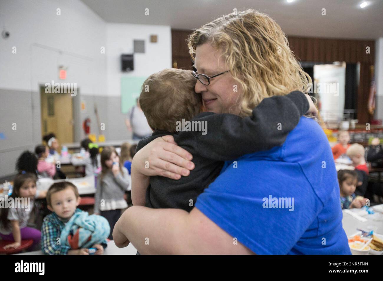 In this Friday, March 13, 2020 photo, "I'm really gonna miss you buddy" says Pre-K teacher Amy Thompson to Aiden Massengale, 4, as lunch ends at Rivermont elementary school in Chattanooga, Tenn. Hamilton County School District announced yesterday that they would be closing school from March 16-30, which will leave many children who depend on the federal free lunch program for meals without food. (Troy Stolt/Chattanooga Times Free Press via AP) Stockfoto