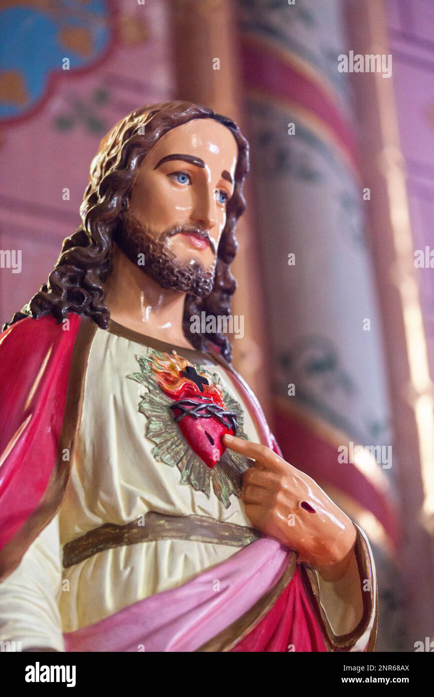 Ein Porträt von Jesus Christus, das auf sein brennendes Herz zeigt. Stockfoto Ein Porträt von Jesus Christus, das auf sein brennendes Herz zeigt. Stockfoto