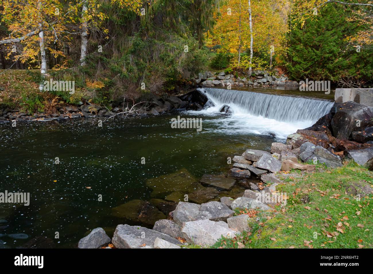 Ein kleiner Wasserfall von Hatchery Falls in Cottage Country, Ontario, Kanada. Stockfoto