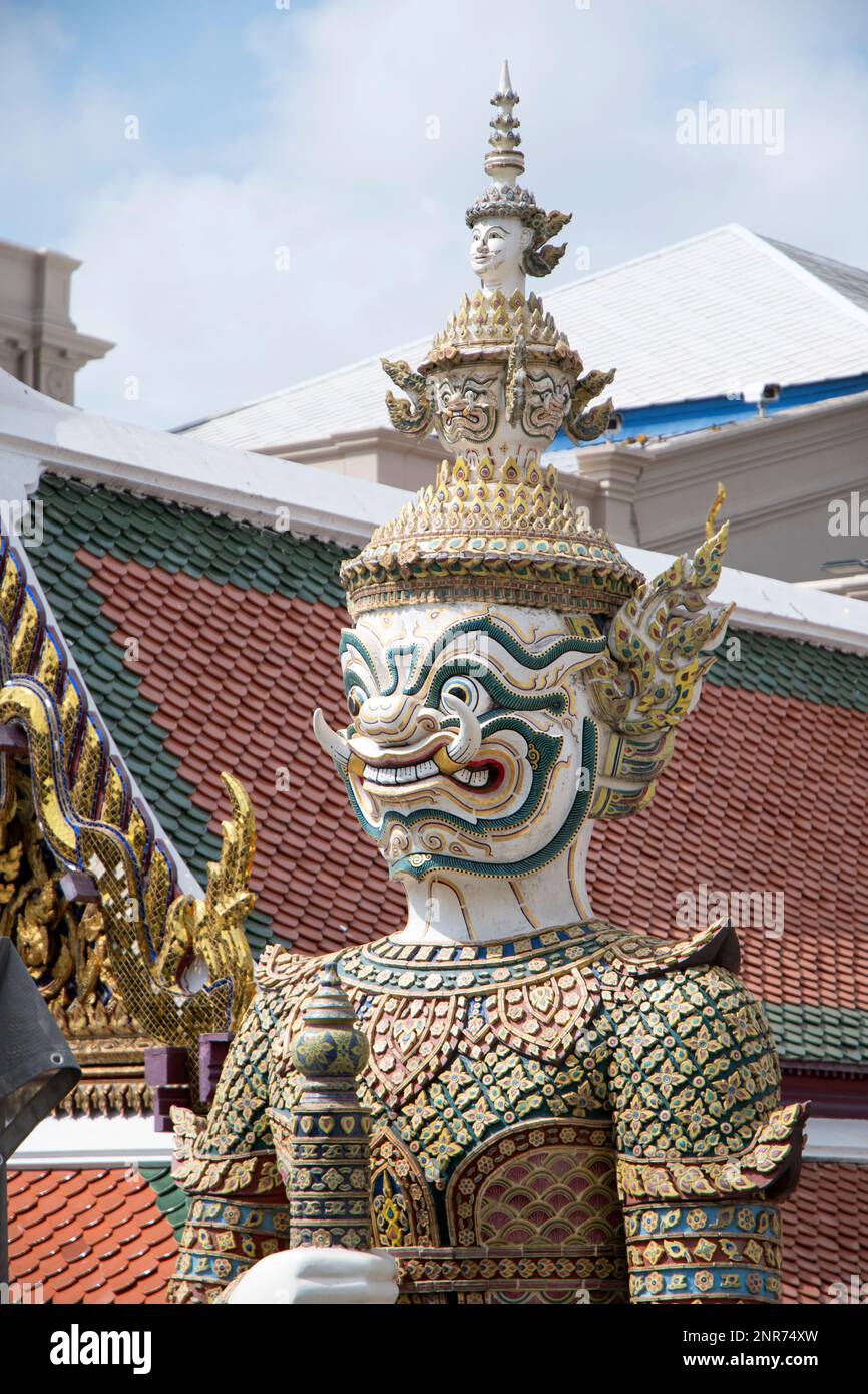 Riesige Dämonen-Hüterstatue im Großen Palast, Bangkok Stockfoto
