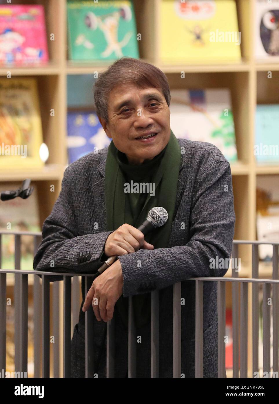 Japanese architect Tadao Ando speaks to media at Nakanoshima Children's Book Forest, which Ando designed and donated, in Osaka City, Osaka Prefecture on Feb. 29, 2020, one day before its opening. Approximately 25,000 books intended for babies to junior high school students are stored at 3-stories and 800-square-meter library. ( The Yomiuri Shimbun via AP Images ) Stockfoto