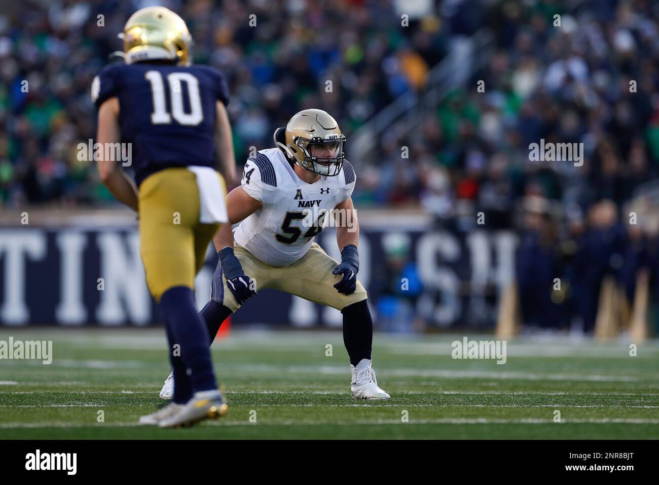 Navy linebacker Diego Fagot (54) in coverage during an NCAA college football game against Notre Dame, Saturday, Nov. 16, 2019, in South Bend, Ind. University of Notre Dame won 52-20. (Aaron M. Sprecher via AP) Stockfoto