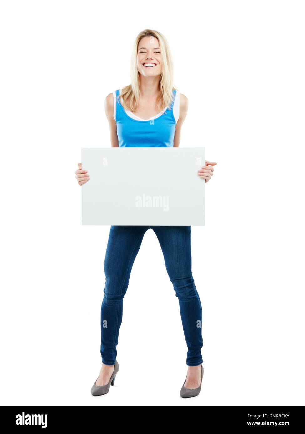 Dem stimme ich voll und ganz zu. Studiofoto einer attraktiven jungen Frau mit einem leeren Plakat. Stockfoto