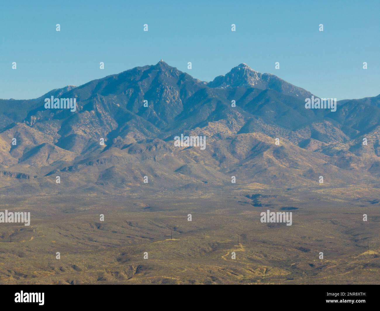 Mount Hopkins (links) und Mount Wrightson (rechts) an den Santa Rita Mountains in Santa Cruz County in Arizona, Arizona, Arizona, Arizona, USA. Das Fred Lawrence Whipple Observatorium ist es Stockfoto