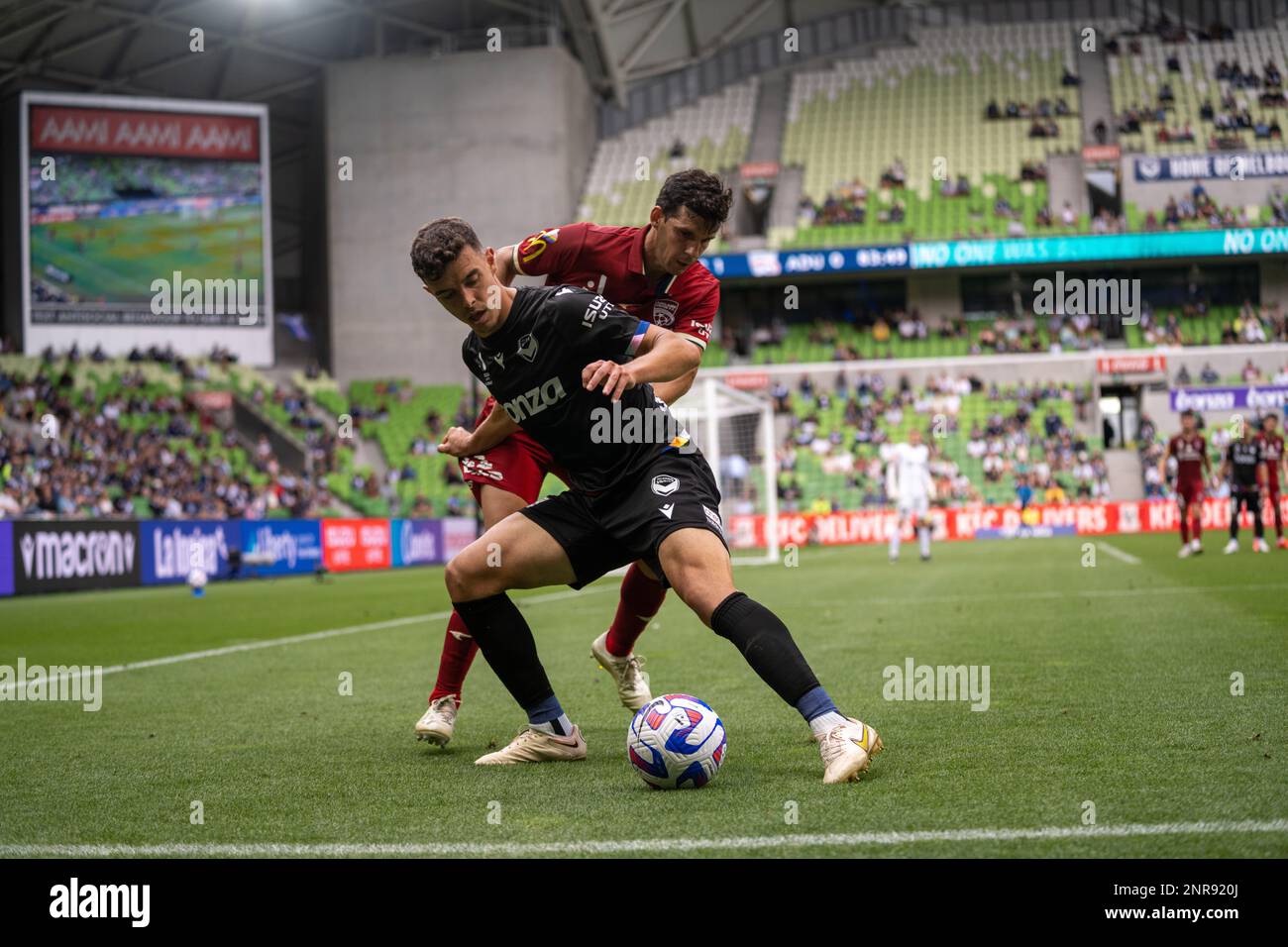 AAMI Park, Melbourne, Australien. 26. Februar 2023. Kadete von Melbourne Victory schützt den Ball auf dem Flügel vor Javi Lopez von Adelaide United. Kredit: James Forrester/Alamy Live News Stockfoto