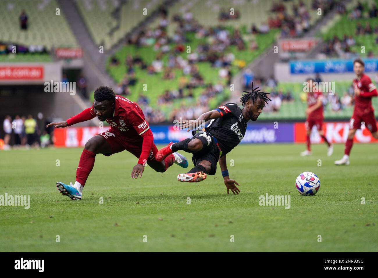 AAMI Park, Melbourne, Australien. 26. Februar 2023. Bruce Kamau von Melbourne Victory wird von Adelaide United's Nestory Irankunda verdorben, nachdem er sich an den Füßen gepackt hat. Kredit: James Forrester/Alamy Live News Stockfoto