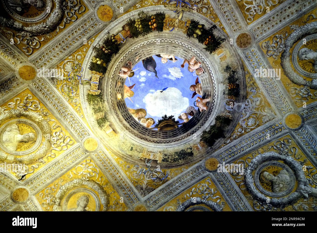 Das Oculus an der Decke des Gemälde-Zimmers und Groom's Room alias Camera Degli Sposed und Camera Picta im Palazzo Ducale in Mantua, Italien Stockfoto