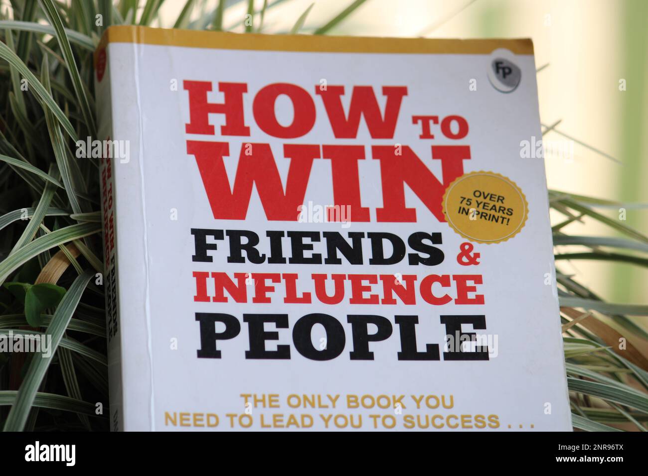 Wie man Freunde gewinnt und Menschen beeinflusst von Dale Carnegie Stockfoto